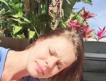 Невинная меган глубокая глотка член у бассейна