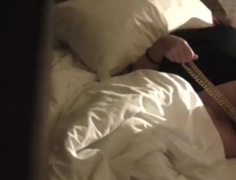 Скрытая камера застукала за мастурбацией в номере отеля