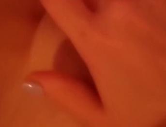 Сводная сестра застукала за мастурбацией грудастую натуральную тинку в домашнем любительском видео