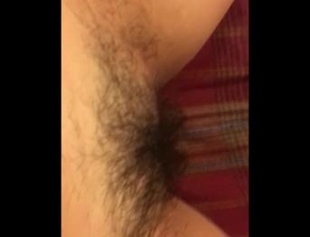 Большие сиськи и волосатая киска в полосатом платье