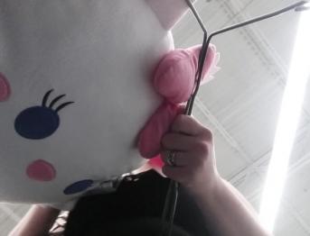 блондинка шоппинг без трусиков публичный под юбкой