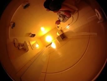 Женское мочеиспускание в гостевом туалете - Вуайеристский стиль