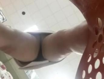 блондинка почти голая за покупками публичная юбка