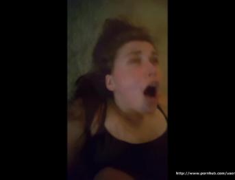 ШКОЛЬНИЦА ВПЕРВЫЕ ТРАХАЕТ БОЛЬШОЙ ЧЛЕН. И ОНА ЭТО ЛЮБИТ !!