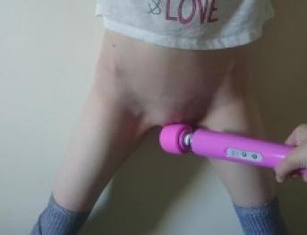 она так сильно кончает, что еле может стоять | громкий интенсивный оргазм