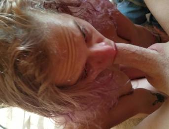 Хорошая шлюха Куинн N0x разлагается и используется. Анальный крючок привязан к ее воротнику.