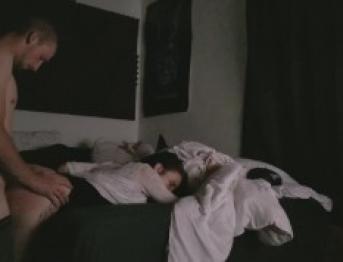 Одетую миниатюрную тинку жестко трахнули раком в любительском видео