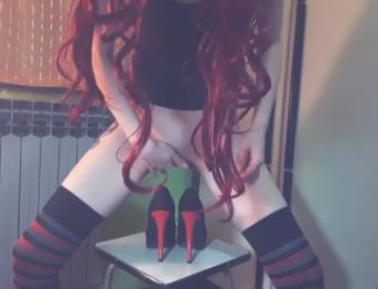 Got2pee - мастурбация и питье на высоких каблуках