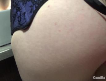 Горячую и грудастую брюнетку-молодую милфу в корсете трахают перед зеркалом