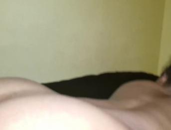 Крошечное черное дерево с толстой задницей берет БиБиСи как она