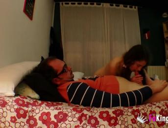 Мой отчим учит меня, как мальчики должны касаться меня