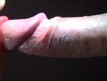 Возбужденная девушка берет сперму с минета!