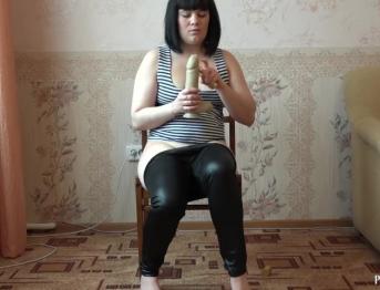 Молоденькая брюнетка с маленькими сиськами трахается большим дилдо и сосет его