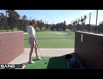 Надя Набакова выставляет напоказ свою киску на поле для гольфа