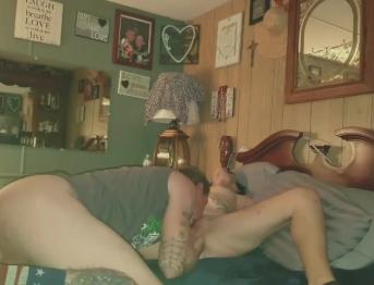 Горячая любительская пара в позе 69, жена получает в рот и кончает в лицо