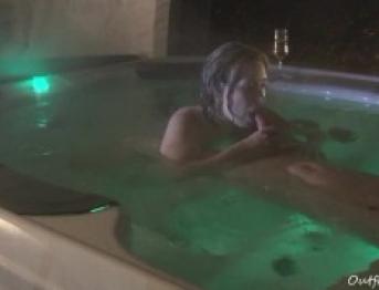 подводный минет и трах в джакузи с спреем на улице