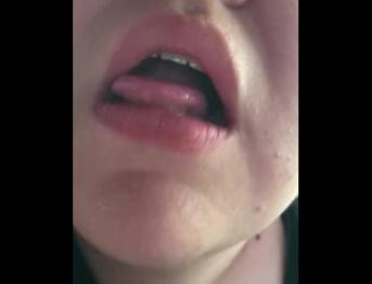 18-летняя толстая шлюха сосет хуй и глотает сперму за 20 баксов