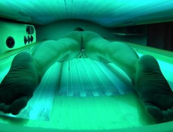 ГОРЯЧАЯ ЖЕНА РАЗОГРЕВАЕТСЯ ПЕРЕД ЗАГОРАНИЕМ ВИДЕО ДЛЯ ЗАГАРА