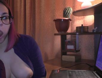 Девушка-геймер делает минет, не отвлекаясь от игры