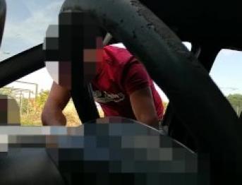 La vogliosetta vuole segare un guardone dalla macchina davanti al fidanzato