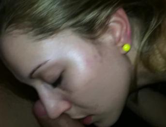 Он взял его из моей задницы и кончил мне в рот