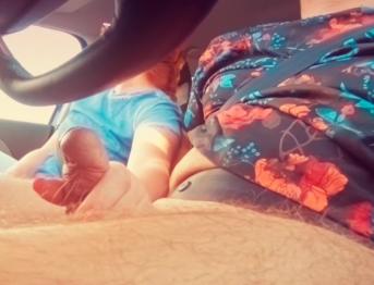 Я помог своему водителю расслабиться в долгой поездке | Рыжая машина мастурбирует камшот