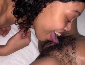 Волосатые киски лесбиянок - Лейла Мур впервые ест киску на камеру !!