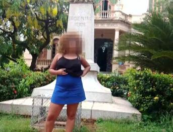 EBONY мигает в центре города и делает публичный минет