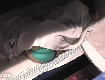 ДЕВУШКА МАСТУРБАТИРУЕТ И СОЧЕТАЕТ НА ПОЕЗДЕ!