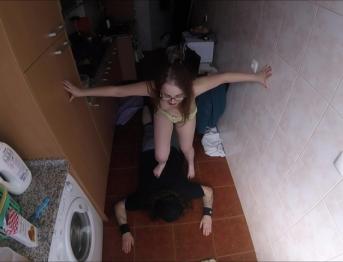 Симпатичный подросток мочится в лицо парням