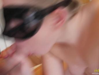 Подросток в маске заполняет обе свои дырочки после минета и по-собачьи