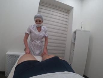 Массаж ног завершился горячим минетом от красивой массажистки