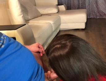 молодая девушка играет с передачей своего нового друга