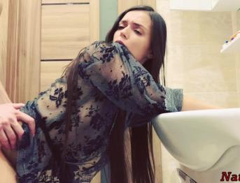 Я соблазняю моего сводного брата, и он наполняет мою киску спермой