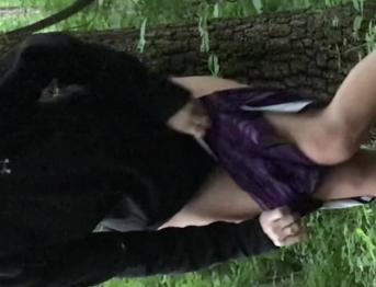 Сводный брат возбуждает меня во время семейного похода (почти пойман)