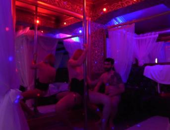 Мама танцует для пасынка, а потом трахает его! Подержанный подросток