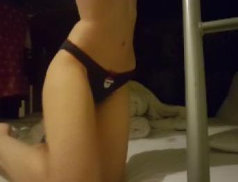 Миниатюрная тинка раздевается для тебя с большим количеством выстрелов в задницу