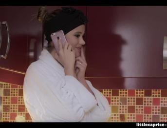 Возбужденная домохозяйка нападает на сантехника