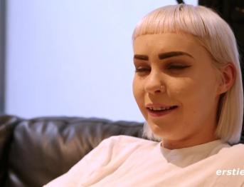 Cass показывает технику мастурбации своей киски