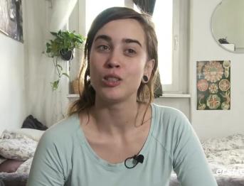 Effie verwöhnt ihren Po Effie verwöhnt ihren Po