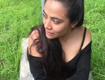 Sigo a hermosa morena para que me chupe la verga en público