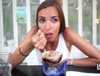 Ношение вибрирующих трусиков на публике - жесткий оргазм