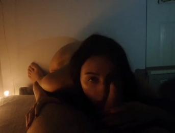 Идеальная девушка-подросток сосет большой член перед сном и глотает сперму