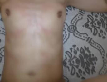 Любительский подросток трахается в миссионерской позе и горячо кончил на черные трусики от первого лица