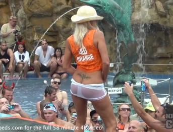 Вечеринка в бассейне у Данте во время фэнтезийного фестиваля в Ки-Уэст, Флорида