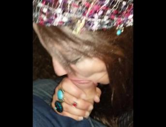 Фиби Старк сосет хуй счастливчика на вечеринке в честь Хэллоуина на публике