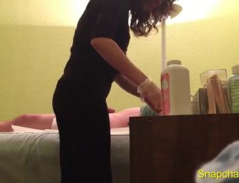 Скрытая камера в восковом салоне, девушка трет твердый хуй клиента