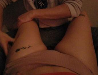 Папочка массирует бедра подростка в трусиках