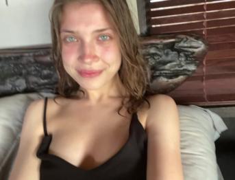 Очень рискованный секс с миниатюрной милашкой - 4K 60FPS Girl Selfie