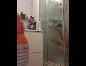 SPY CAM в душе толстый рыжий делает рутинный ночной душ SPY CAM в душе толстый рыжий делает рутинный ночной душ
